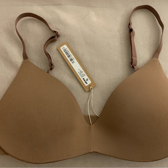 SKIMS Wireless Form Push-Up - Picture 2 of 3